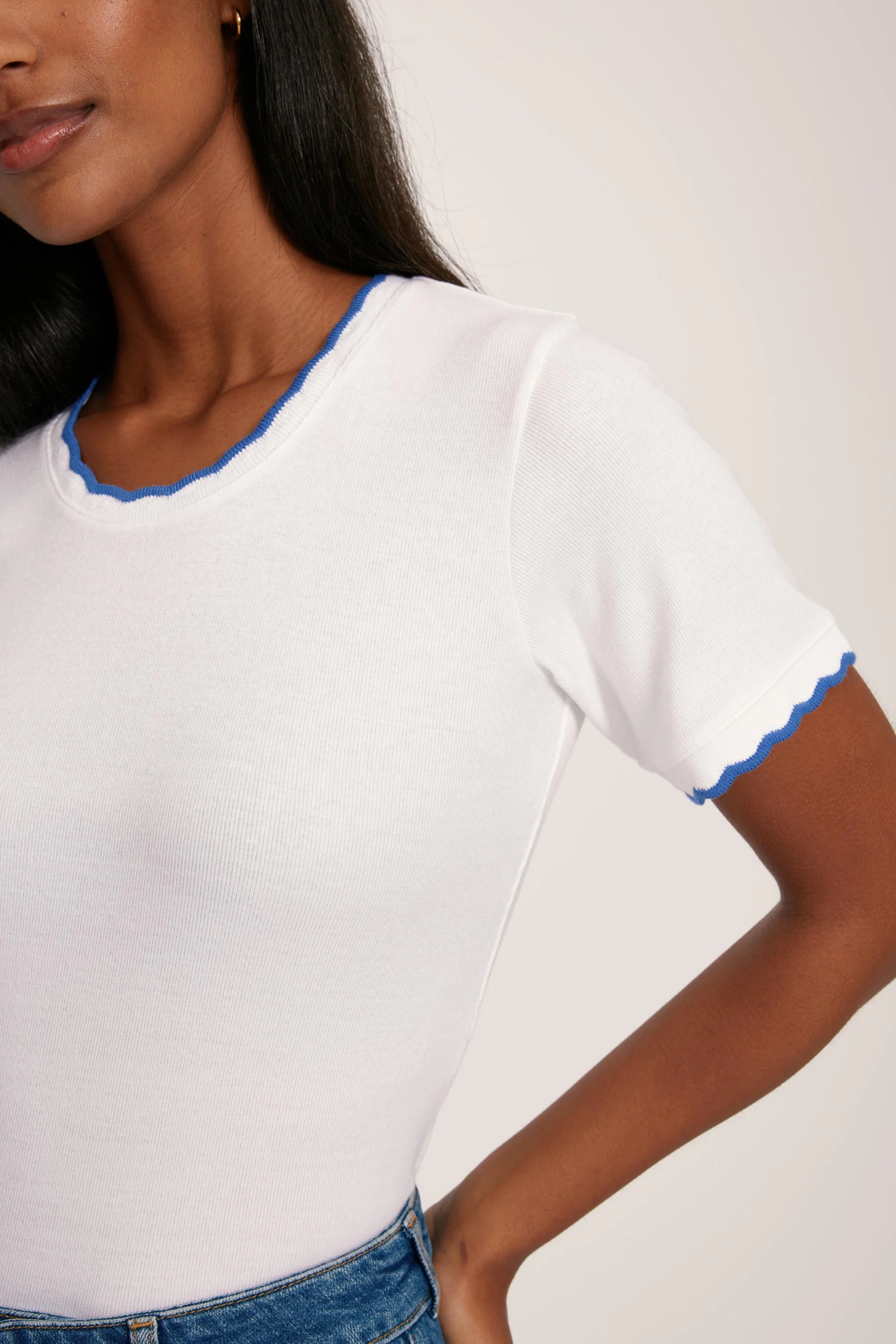 Collier Scallop Tee - Image 2